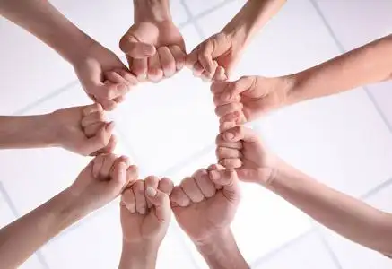 团结理念年轻人把拳头放在圆圈里作为团结的象征手势,拳头,团结成功!