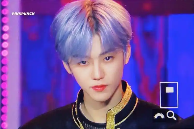 推上热转罗渽民蓝发制服造型 ,这个颜真的是优越了