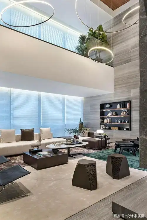 本案为一套455㎡独栋别墅,一楼为中空挑高户型,此处设置会客厅,墙面