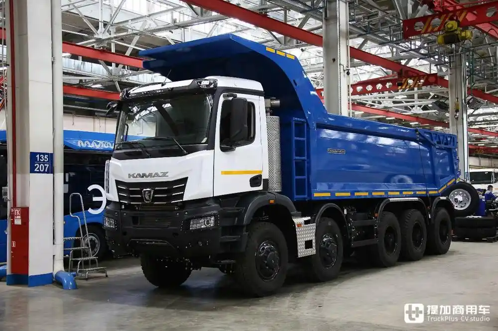 来自战斗民族的自卸狠角色,能拉60吨货,卡玛兹五轴自卸车实拍