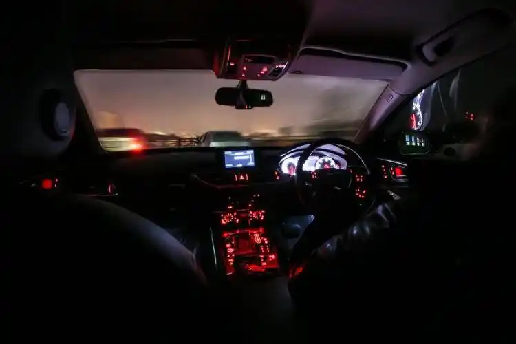 夜间公路上等待左转的汽车素材-高清图片-摄影照片-寻图免费打包下载