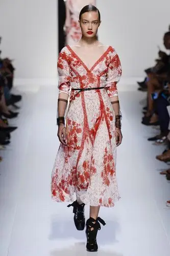 ermanno scervino(艾尔玛诺·谢尔维诺)于米兰时装周发布2018春夏系列