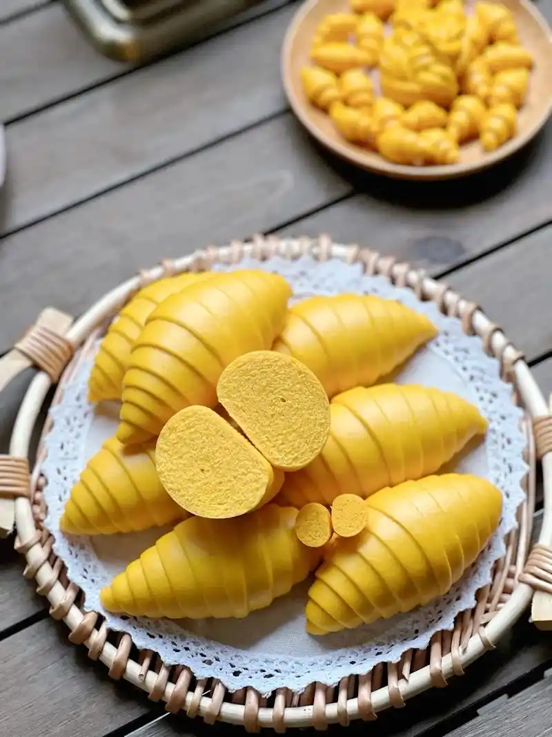 南瓜牛角馒头.材料: 面粉300克,长南瓜蒸熟压成泥取180 - 抖音