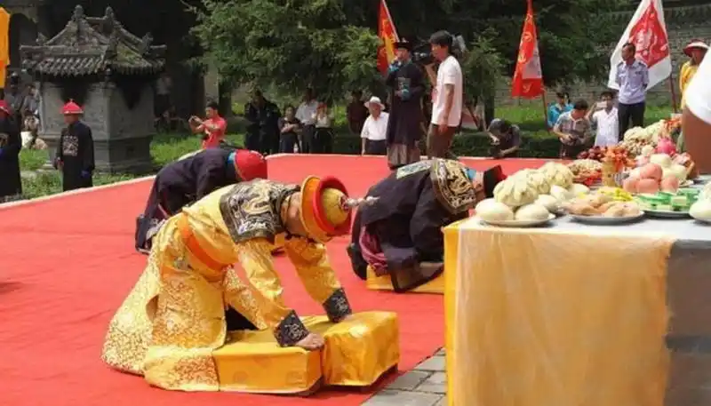 乾隆的第七世孙主持祭祖大典: 穿戴龙袍戴假辫子, 率百官跪拜