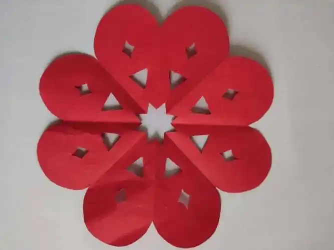 用一把把普通的剪刀,一张张五彩的薄纸,创造出一张张美丽的轴对称图形