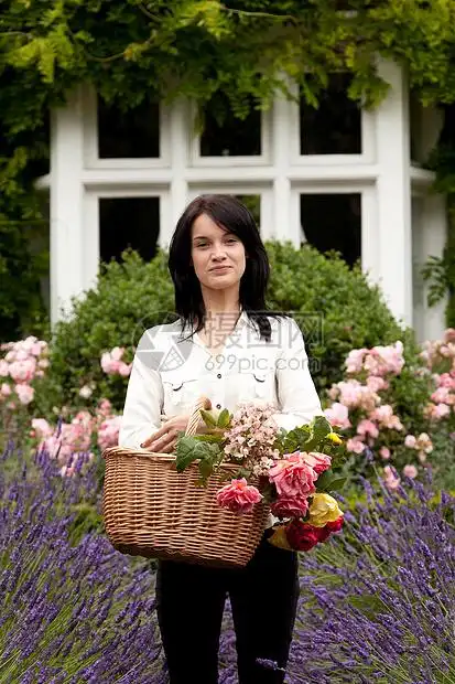 提着花篮的女人