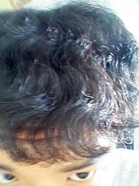 本人男生,15岁,头发粗硬密,有自然卷,放假想去软化,大神给点建议.