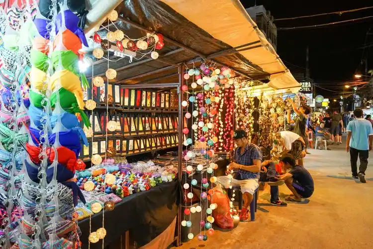 泰疯狂去超热闹的清迈夜市吃路边摊做马杀鸡