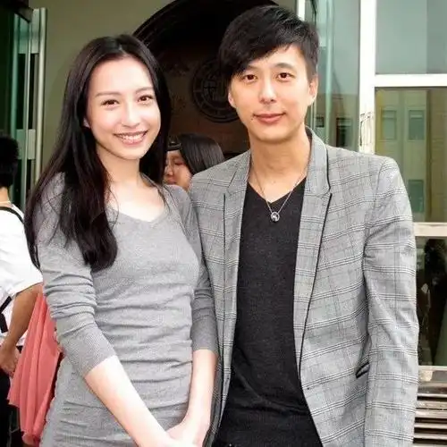 经历了几段失败恋情邓健泓依然是屡败屡战毫无停下来的意思与龚嘉欣