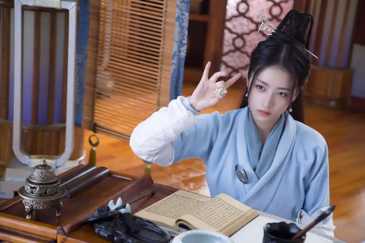 她是作为女儿身也要闯一番事业的飒爽巾帼, 她聪明