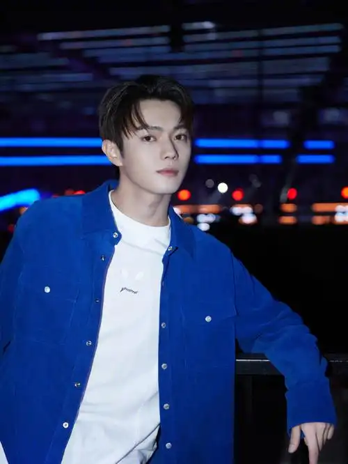 蓝色系许凯帅帅帅