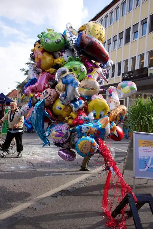 原始图片  卖氢气球的人聪明的把气球栓在路障上,嘻嘻,你看到愤怒的