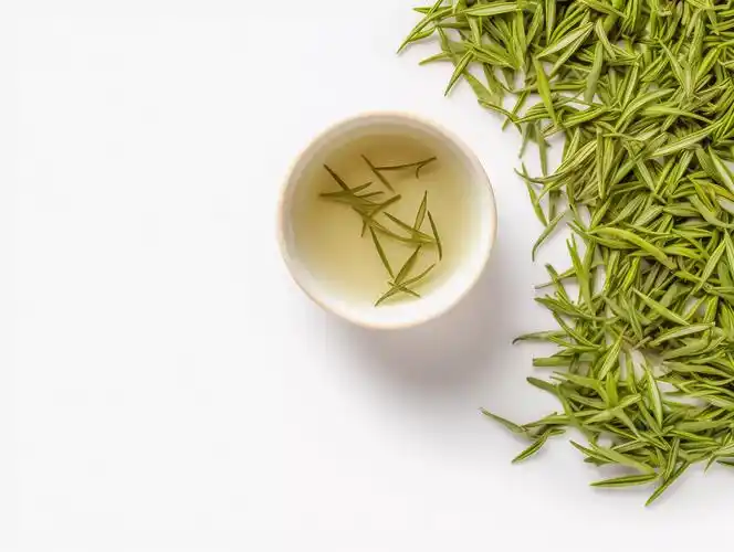 茶杯中的绿茶茶汤茶叶展示茶文化茶道中国传统饮品茶