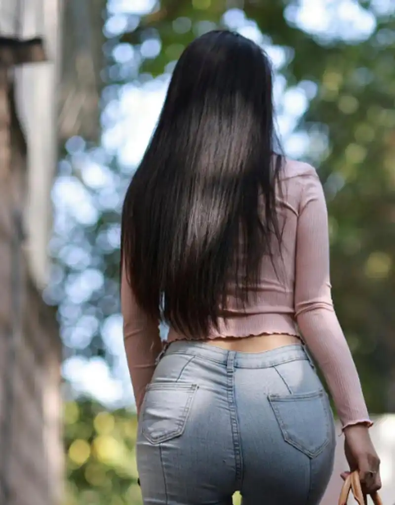 披肩长发女神小姐姐,日常牛仔裤穿搭着实不错,展现近乎完美的背影!