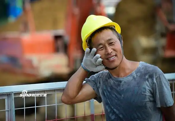 施工队伍顶烈日,冒酷暑,坚守在工地一线,挥汗如雨持续作业.