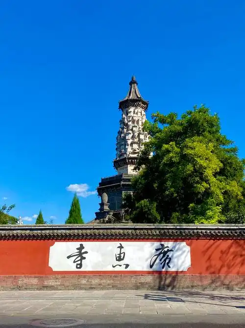 耿小欣 摄蓝天白云下的城隍庙(9月20日摄).王鹏 摄