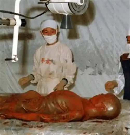 湖北荆州发现具男尸,全身血红被称血尸,专家:盗墓笔记诚不欺我_小说