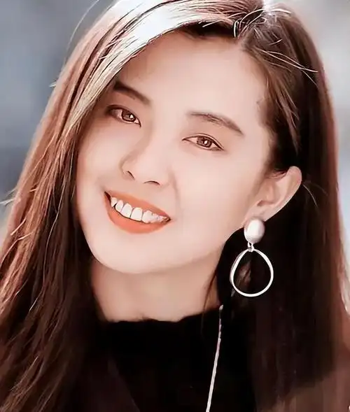 当年那个让无数人为之倾倒的"东方不败",如今依然魅力四射.