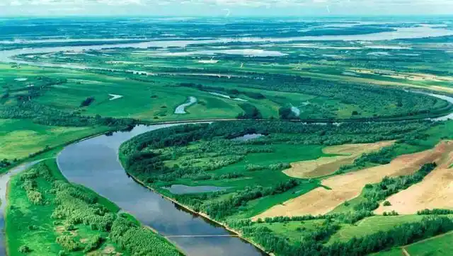 西伯利亚盆地世界上最大的陆地盆地总面积近700万平方千米