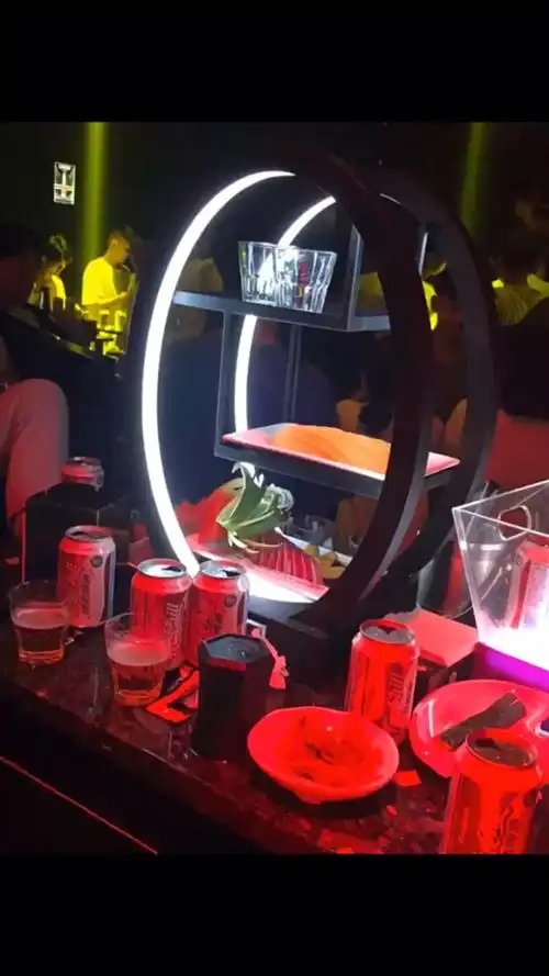 谈恋爱一定不能谈去酒吧玩只会开散台的男人,因为不仅没钱还渣