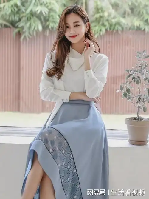 时尚女性时装白色衬衫搭配蓝色长裙