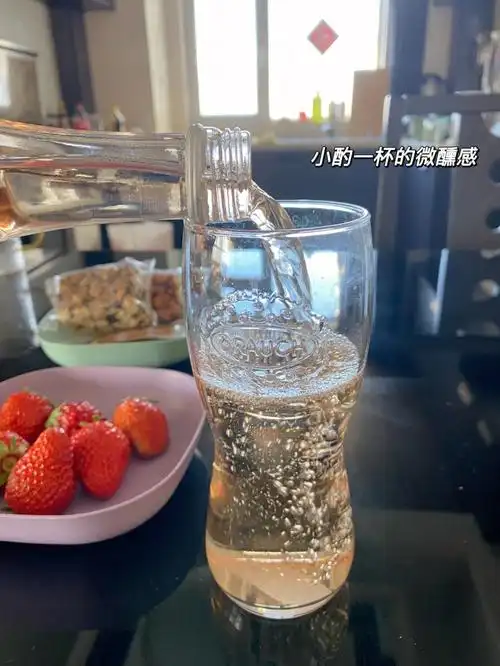 微醺最幸福了09,想喝一杯怎么能错过记一鸥口香酒呢我喝的是水蜜桃