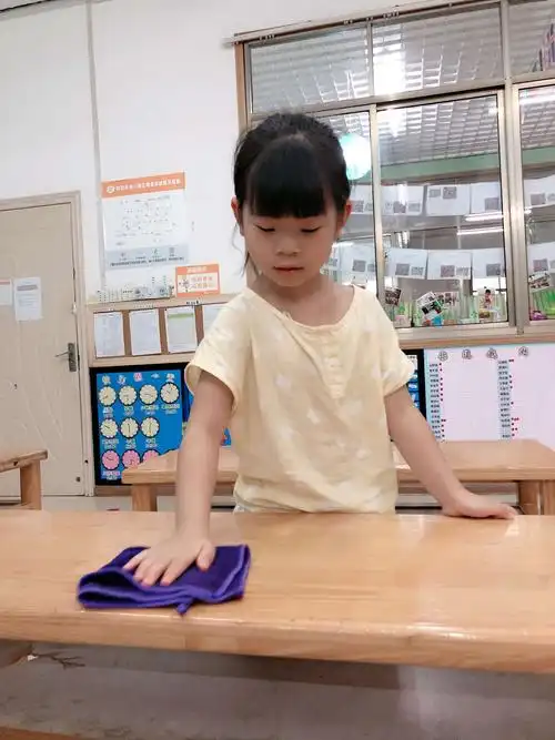 宝贝们将桌子擦得干干净净的,学会这项技能后,宝贝们在吃完午餐后还会