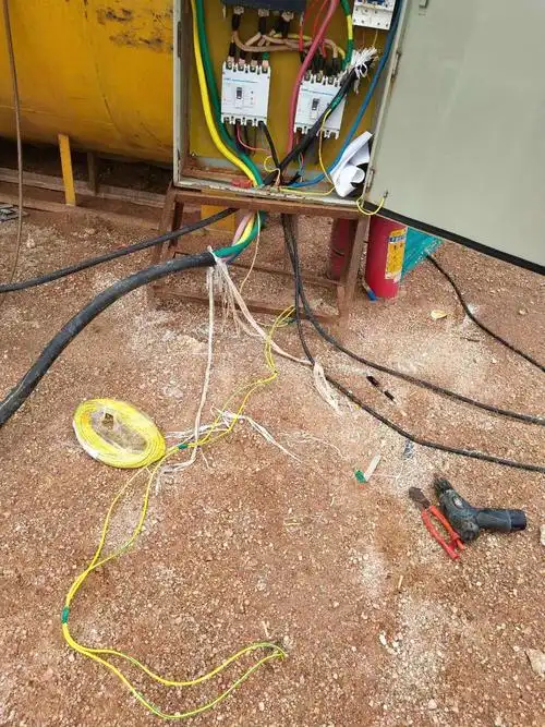 施工现场发电机电箱接地线已接地