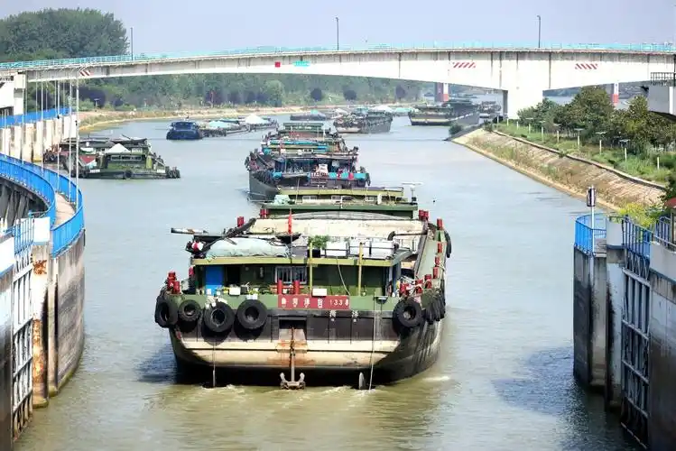 图为6月24日,满载电煤的运输船驶出京杭大运河台儿庄船闸.