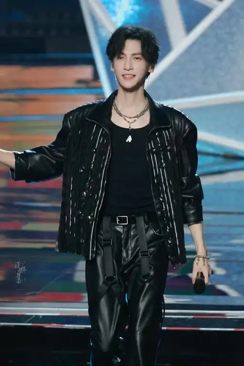 江心白#78#罗云熙#    "在风华正茂的年纪遇见了你这束最温柔的光"