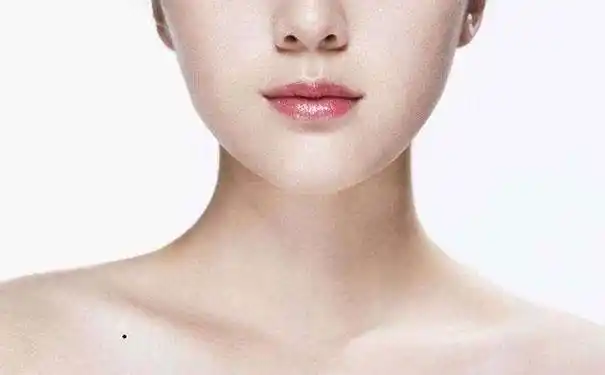 锁骨与膊头之间的痣