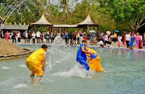 西双版纳傣族欢快的泼水节
