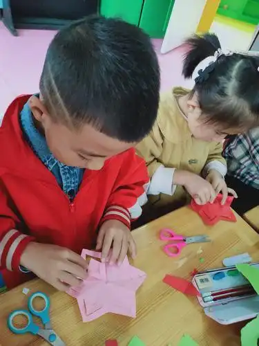 三个小孩子在剪纸花怎样写