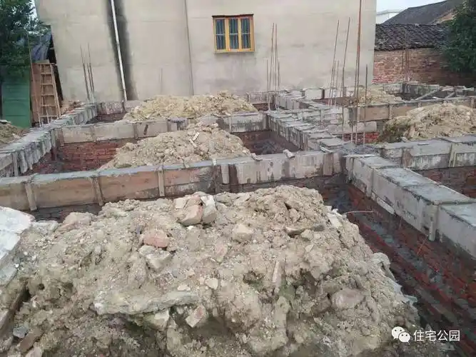 刚性基础与柔性基础共同承担房屋荷载,减少房屋不均匀沉降造成的墙体