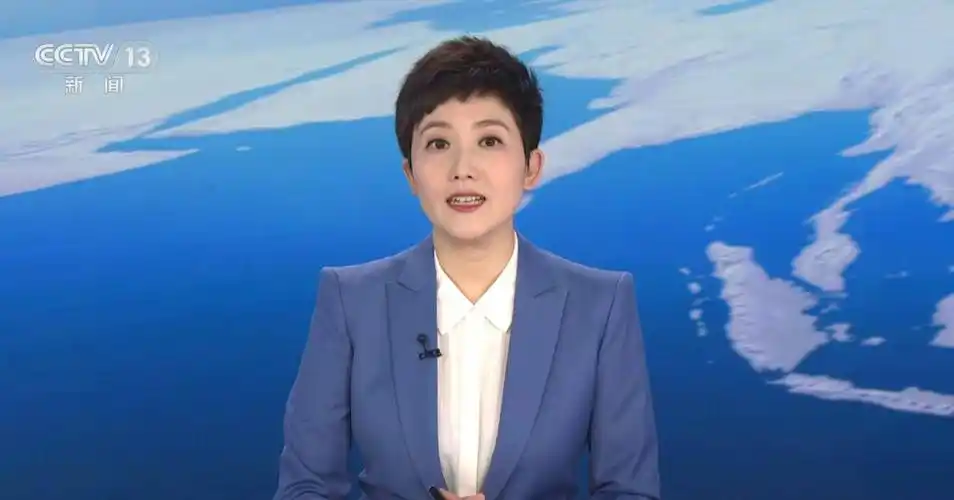 对比来看,郑天亮要比胡蝶更加适合《新闻联播》的呈现氛围,胡蝶在镜头