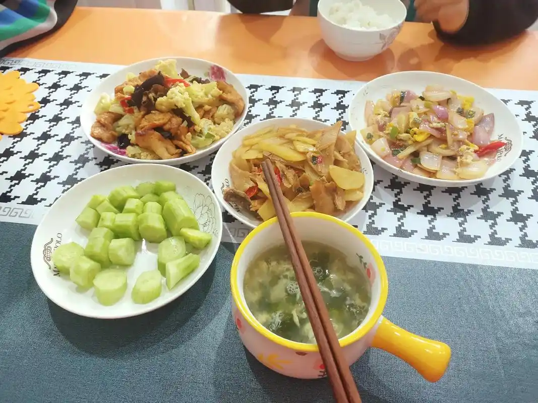 一场疫情,感觉有饭吃就很好了,家人健康已足矣.一地鸡毛蒜皮的 - 抖音