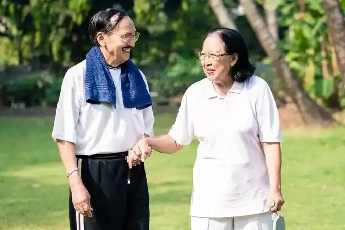 晚年生活该有的样子 #牵手背影 #老年夫妻老来伴 喝茶见到 - 抖音