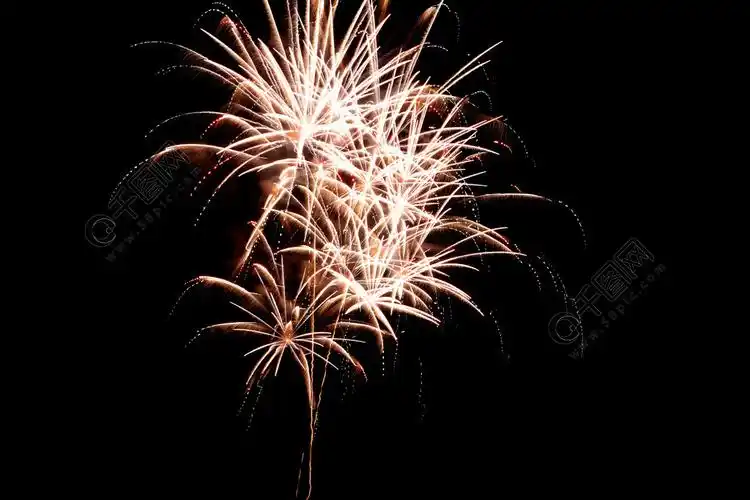 五彩缤纷的烟花炫彩焰火在黑色的天空背景上