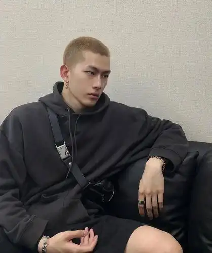 即使再奶气的小鲜肉,一旦剪了寸头染,就会瞬间爷们阳刚起来,效果可谓