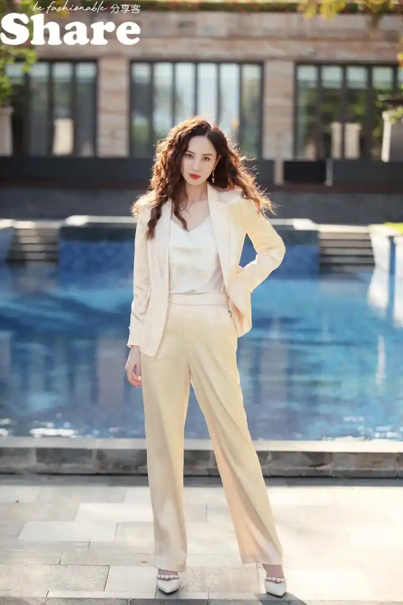 正宫x郑希怡:轻奢缎面西服套装 香槟色x型西服套装,奢雅大 - 抖音