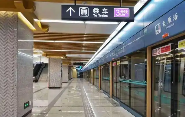 大叔的置身事外,让地铁保安和女孩拉扯事件更加火上浇油