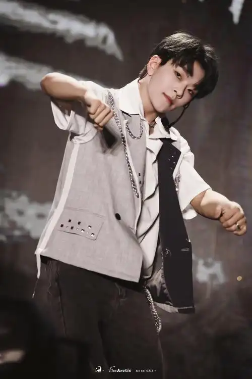 鑫隆[超话]#94#贺鑫隆 侵略型艺术品#/坠入深海