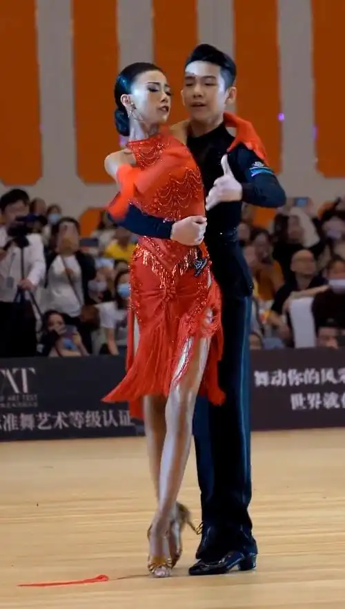 拉丁舞可甜可盐的墨茉组合演绎了一场美丽的蜕变台上一分钟台下十年功