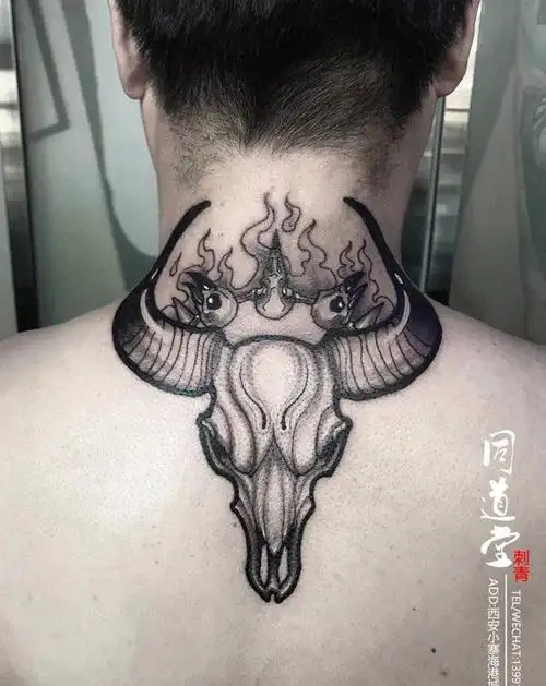 牛头骨纹身图片_颈部old school牛头骨纹身图案