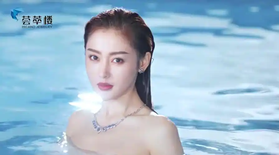 荟萃楼珠宝品牌代言人张天爱突破自我演绎大春子