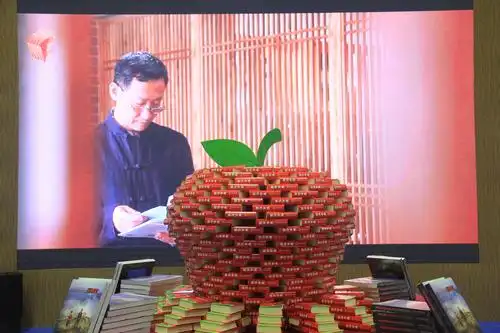 新华字典堆砌而成的图书造型——"沁心"