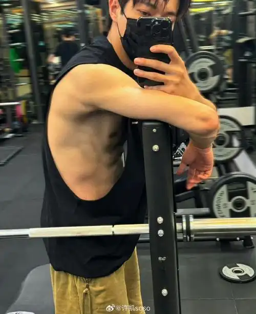 许凯soso和粉丝相爱相杀的日常又来了,本想在微博帅帅的晒个腹肌照