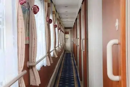 y667/668次"敦煌号"品牌列车开行三年来,针对南北旅客不同口味,推出"