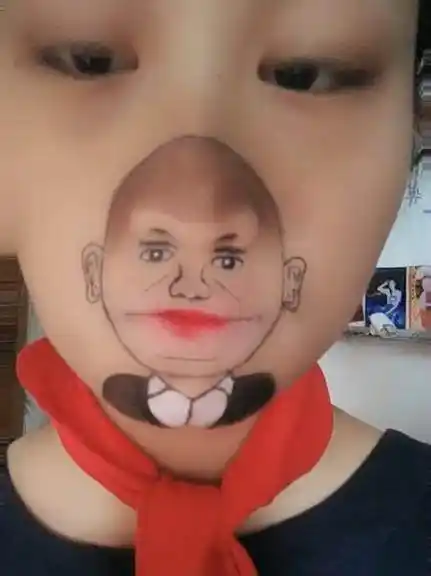 90后美少女竟然在自己嘴上画画,活灵活现让人哈哈大笑