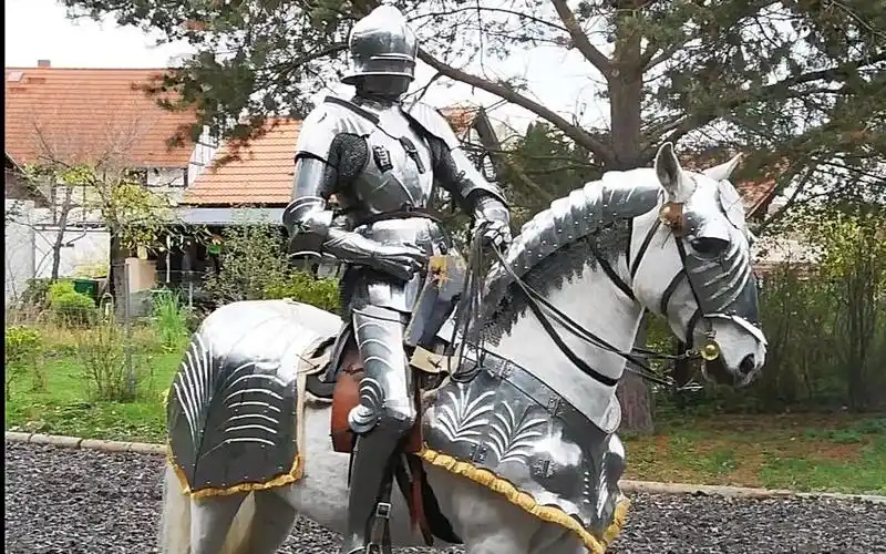 15世纪晚期哥特式马用板甲复原装配活动性以及马上武艺展示